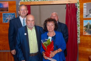 A Szabó házaspár a köszöntésüket követően az újfehértói Zajti Ferenc Kulturális Intézményben